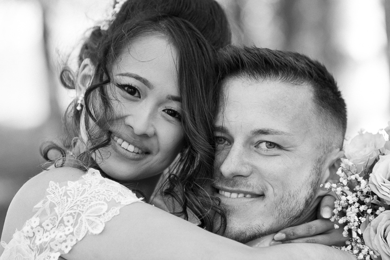 Photo en noir et blanc d'un coupe de jeunes mariés