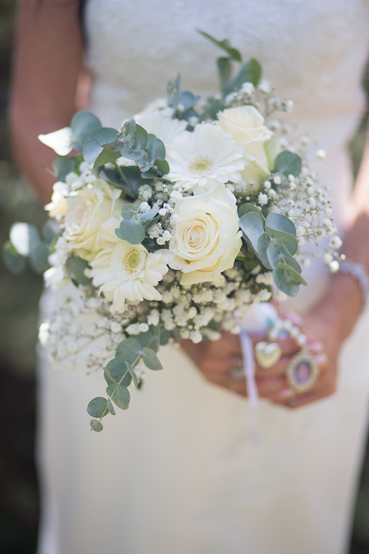 bouquet de la mariée composé de fleurs blanches